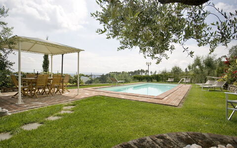 Nel Guasto: Propiedad, Patio Interior, Hierba, Casa, Piscina, Bienes Raíces, Casa, Césped, Yarda, Edificio