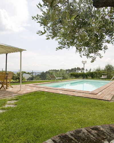 Nel Guasto: Propiedad, Patio Interior, Hierba, Casa, Piscina, Bienes Raíces, Casa, Césped, Yarda, Edificio