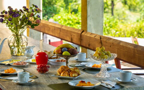 Villa Pedone: Comida, Mesa, Vajilla, Mueble, Planta, Flor, Vajilla, Plato, Manteles, Textil