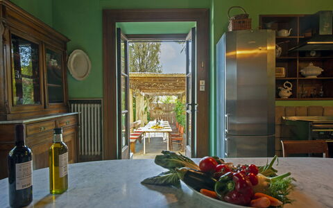 Villa Pedone: Propiedad, Comida, Edificio, Madera, Diseño De Interiores, Vajilla, Ventana, Cocina, Gabinetes, Bienes Raíces