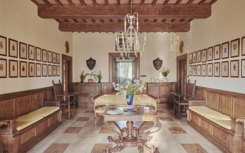 Villa Pedone: Propiedad, Mesa, Mueble, Marco, Edificio, Sofá, Madera, Diseño De Interiores, Sala, Salón