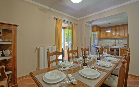 Villa Crispinino: Habitación, Propiedad, Comedor, Mueble, Diseño De Interiores, Edificio, Bienes Raíces, Mesa, Casa, Techo