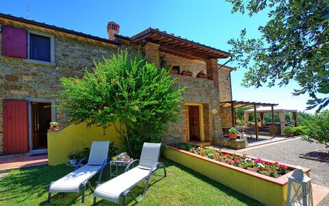 Villa Crispinino: Propiedad, Casa, Edificio, Bienes Raíces, Casa, Yarda, Patio Interior, Barrio Residencial, Hierba, Jardín