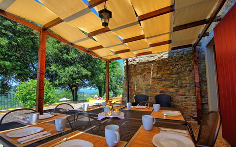 Villa Crispinino: Propiedad, Edificio, Habitación, Diseño De Interiores, Bienes Raíces, Porche, Casa, Árbol, Patio, Mesa