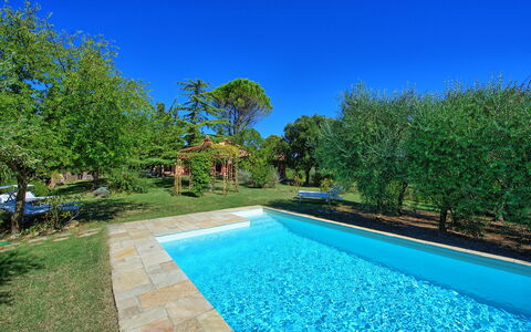 Casa Cipressi: Piscina, Propiedad, Bienes Raíces, Paisaje Natural, Inmuebles, Casa, Casa, Patio Interior, Barrio Residencial, Hierba