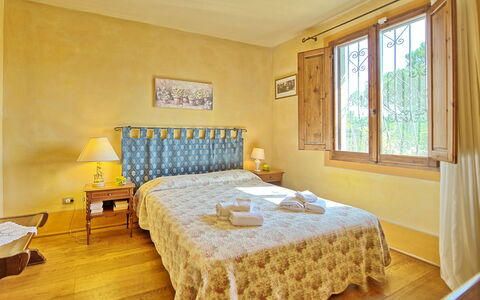 Casa Cipressi: Habitación, Cama, Habitación, Mueble, Propiedad, Sábana, Diseño De Interiores, Marco De La Cama, Suelo, Amarillo