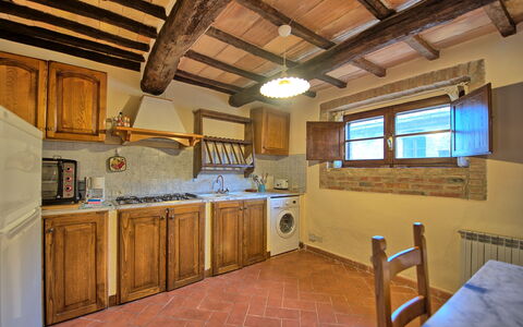 Cerretalta: Mostrador, Habitación, Propiedad, Edificio, Mueble, Cocina, Gabinetes, Techo, Haz, Diseño De Interiores