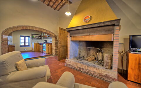 Cerretalta: Sala, Habitación, Propiedad, Diseño De Interiores, Edificio, Hogar, Pared, Casa, Bienes Raíces, Mueble