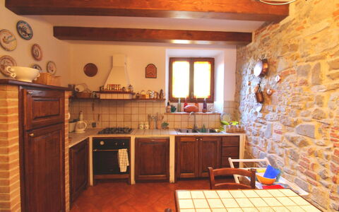 Casa Rosada: Propiedad, Habitación, Mostrador, Edificio, Mueble, Cocina, Gabinetes, Casa, Suelo, Diseño De Interiores