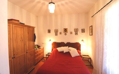 Casa Rosada: Habitación, Cama, Habitación, Mueble, Propiedad, Sábana, Diseño De Interiores, Marco De La Cama, Edificio, Lecho