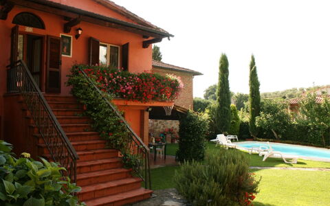 Casa Rosada: Planta, Edificio, Ventana, Cielo, Escalera, Casa, Árbol, Barrio, Agua, Cabaña