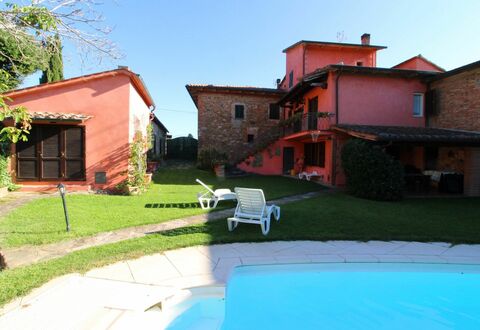 Casa Rosada: Cielo, Planta, Edificio, Propiedad, Ventana, Agua, Casa, Piscina, Sombra, Mueble Para Exteriores