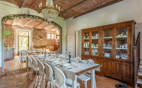 Villa Castiglione: Mueble, Diseño De Interiores, Mesa, Silla, Cocina Y Comedor Mesa, Piso, Comedor, Techo, Habitación, Restaurante
