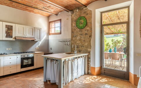Villa Castiglione: Diseño De Interiores, Mueble, Piso, Madera, Cocina, Suelo, Techo, Mostrador, Casa, Habitación