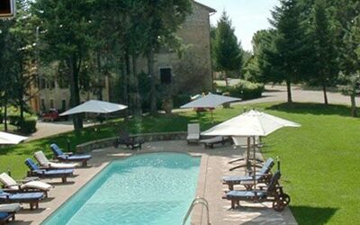 Ramazzano: Piscina, Propiedad, Hierba, Césped, Paisajismo, Inmuebles, Yarda, Edificio, Arquitectura, Bienes Raíces