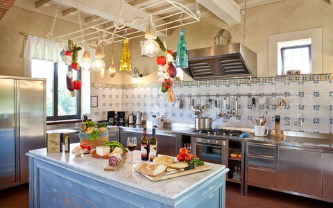 Villa Sant' Angelo: Mostrador, Cocina, Habitación, Mueble, Gabinetes, Propiedad, Diseño De Interiores, Edificio, Techo, Diseño De Interiores