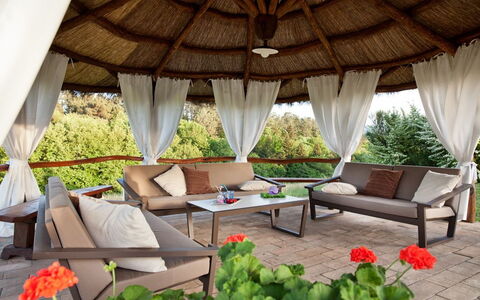 Villa Sant' Angelo: Propiedad, Mueble, Habitación, Diseño De Interiores, Edificio, Casa, Patio, Mesa, Sala, Sombra