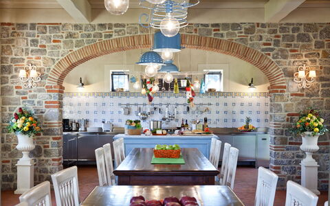 Villa Sant' Angelo: Mueble, Diseño De Interiores, Pared, Lámpara, Piso, Techo, Mesa, Cocina, Silla, Encendiendo