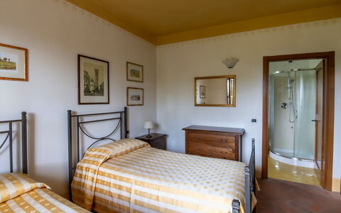Villa Sant' Angelo: Cama, Habitación, Diseño De Interiores, Mueble, Habitación, Sábana, Lecho, Marco, Techo, Marco De La Cama