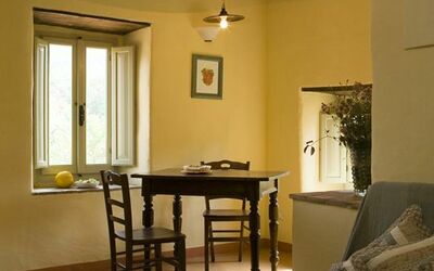 Apt Il Falco: Habitación, Mueble, Diseño De Interiores, Suelo, Propiedad, Techo, Edificio, Mesa, Sala, Casa