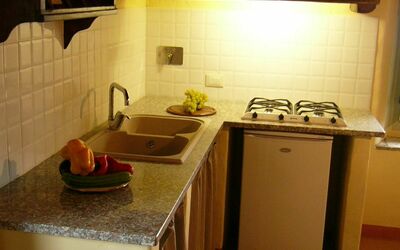 Apt la Civetta: Mostrador, Habitación, Cocina, Propiedad, Mueble, Gabinetes, Estufa De Cocina, Casa, Suelo, Diseño De Interiores