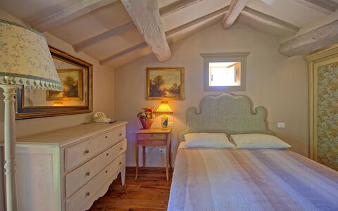 Gellino: Habitación, Habitación, Mueble, Propiedad, Cama, Diseño De Interiores, Techo, Sábana, Edificio, Casa