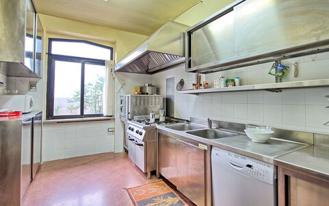 Villa Lorenzo: Propiedad, Habitación, Cocina, Edificio, Mostrador, Mueble, Gabinetes, Bienes Raíces, Casa, Diseño De Interiores