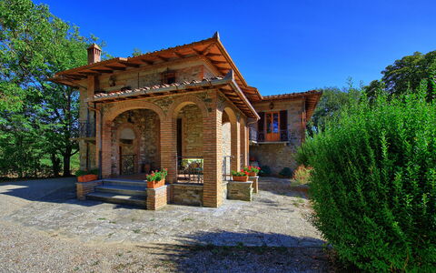 Casale Ambra: Propiedad, Casa, Casa, Edificio, Bienes Raíces, Inmuebles, Cielo, Arquitectura, Árbol, Botánica
