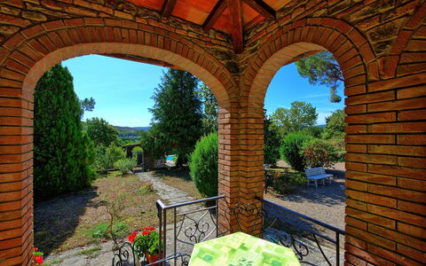 Casale Ambra: Propiedad, Arco, Arquitectura, Edificio, Bienes Raíces, Casa, Ladrillo, Árbol, Casa, Jardín
