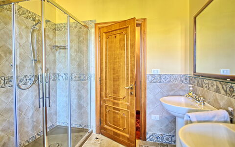 Casale Ambra: Propiedad, Habitación, Baño, Amarillo, Diseño De Interiores, Bienes Raíces, Edificio, Inmuebles, Puerta, Casa