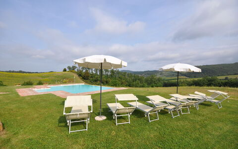 Villa Gaeta: Propiedad, Mesa, Cielo, Bienes Raíces, Mueble, Hierba, Casa, Silla Plegable, Árbol, Inmuebles