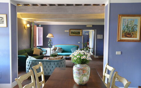 Villa Marginone: Mesa, Mueble, Propiedad, Planta, Silla, Marco, Diseño De Interiores, Encendiendo, Planta De Casa, Edificio