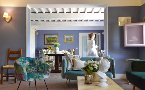 Villa Marginone: Mesa, Mueble, Marco, Propiedad, Planta, Azur, Decoración, Encendiendo, Edificio, Sala