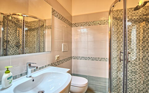 Vittoriana: Baño, Propiedad, Habitación, Diseño De Interiores, Loseta, Bienes Raíces, Edificio, Arreglo De Tubería, Arquitectura, Casa