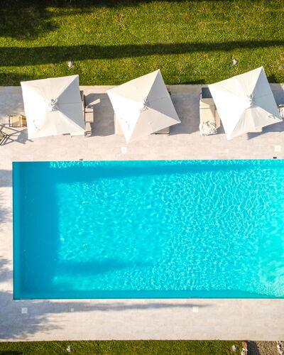 Villa Cassia: Verde, Azul, Turquesa, Rectángulo, Hierba, Majorelle Azul, Textil, Planta, Piscina, Arte