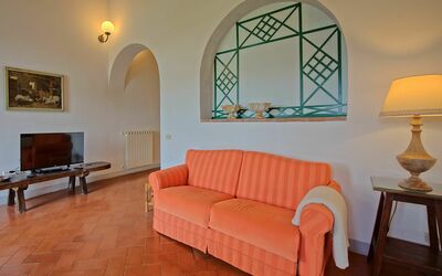 Collina 2: Mueble, Habitación, Propiedad, Sofá, Sala, Suelo, Diseño De Interiores, Edificio, Bienes Raíces, Casa