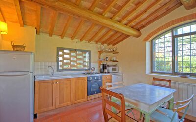 Collina 7: Propiedad, Habitación, Edificio, Mueble, Cocina, Casa, Techo, Suelo, Mostrador, Bienes Raíces