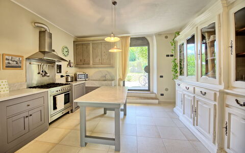 Villa Diletta: Mostrador, Propiedad, Habitación, Mueble, Cocina, Gabinetes, Suelo, Edificio, Diseño De Interiores, Techo