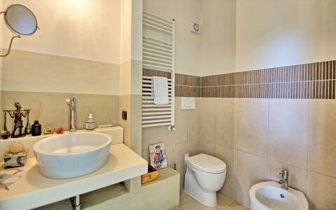 Villa Diletta: Baño, Propiedad, Habitación, Diseño De Interiores, Loseta, Arquitectura, Pared, Grifo, Bienes Raíces, Casa