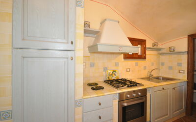 Talamone 1: Propiedad, Habitación, Cocina, Gabinetes, Mostrador, Mueble, Casa, Edificio, Diseño De Interiores, Suelo