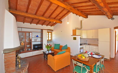 Talamone 4: Habitación, Edificio, Propiedad, Mueble, Casa, Diseño De Interiores, Sala, Techo, Bienes Raíces, Casa