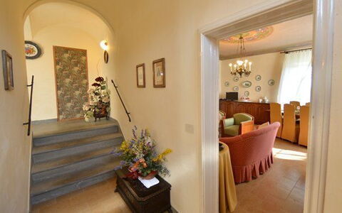 Villa Buonaparte: Habitación, Propiedad, Diseño De Interiores, Edificio, Techo, Mueble, Suelo, Casa, Bienes Raíces, Casa