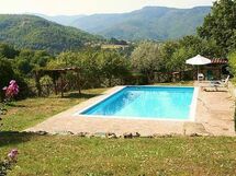 Piscina a 50 m dalla entrata della casa.