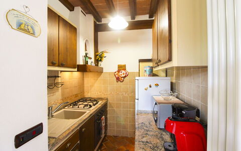 La Casetta nel Bosco: Cocina, Mostrador, Diseño De Interiores, Electrodoméstico, Aparato De Cocina, Madera, Piso, Techo, Suelo, Mueble