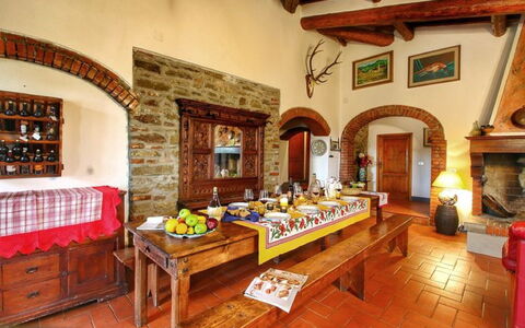 Civitella: Propiedad, Edificio, Habitación, Diseño De Interiores, Mueble, Sala, Bienes Raíces, Casa, Casa, Mesa