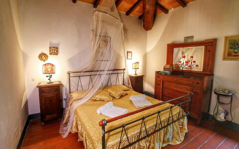 Civitella: Habitación, Habitación, Cama, Mueble, Propiedad, Marco De La Cama, Diseño De Interiores, Sábana, Edificio, Casa