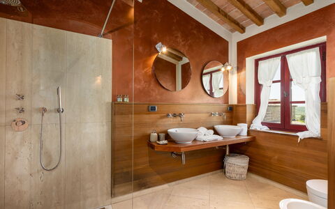 Villa Ferdinando: Piso, Pared, Diseño De Interiores, Arreglo De Tubería, Suelo, Madera, Baño, Lámpara, Casa, Techo