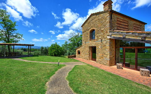 Villa Ferdinando: Nube, Cielo, Propiedad, Planta, Paisaje Natural, Árbol, El Terreno Del Lote, Hierba, Paisaje, Barrio Residencial