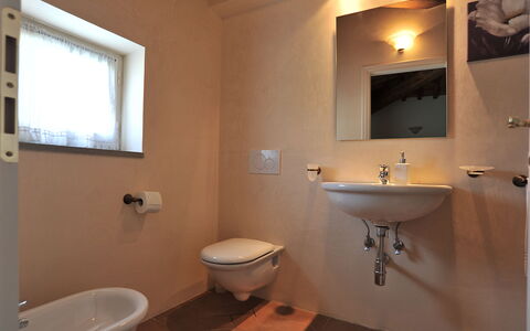 Casa Fabrizio: Marrón, Espejo, Arreglo De Tubería, Propiedad, Lavabo Del Baño, Lavabo, Grifo, Ventana, Baño, Edificio