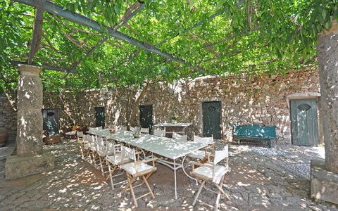 Il Principe: Propiedad, Edificio, Habitación, Mesa, Árbol, Mueble, Pared De Piedra, Casa, Patio Interior